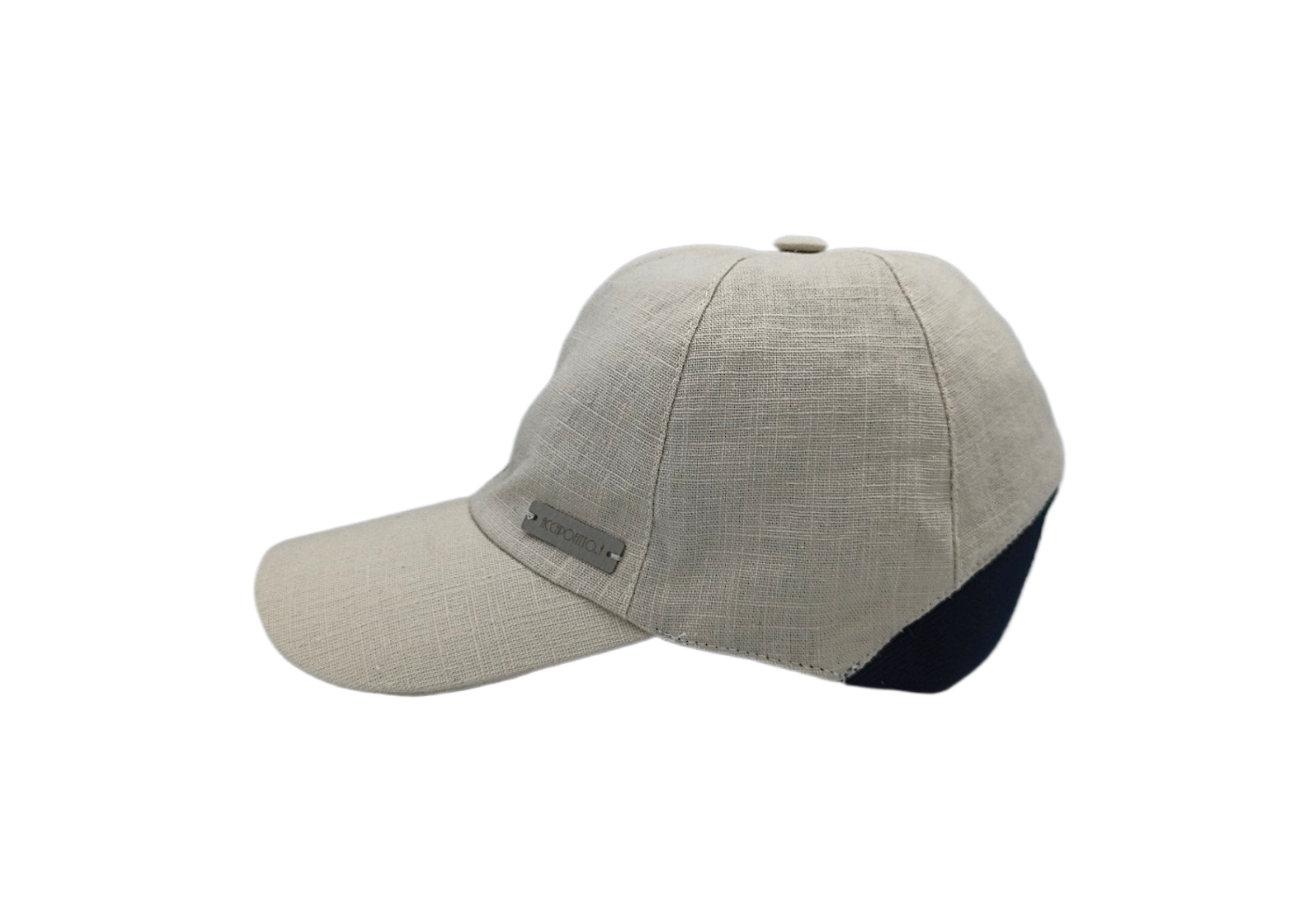 Cappello baseball unisex in puro lino color sabbia del brand Accapofitto. Visione laterale, con inserto in jersey elasticizzato blu sulla nuca.