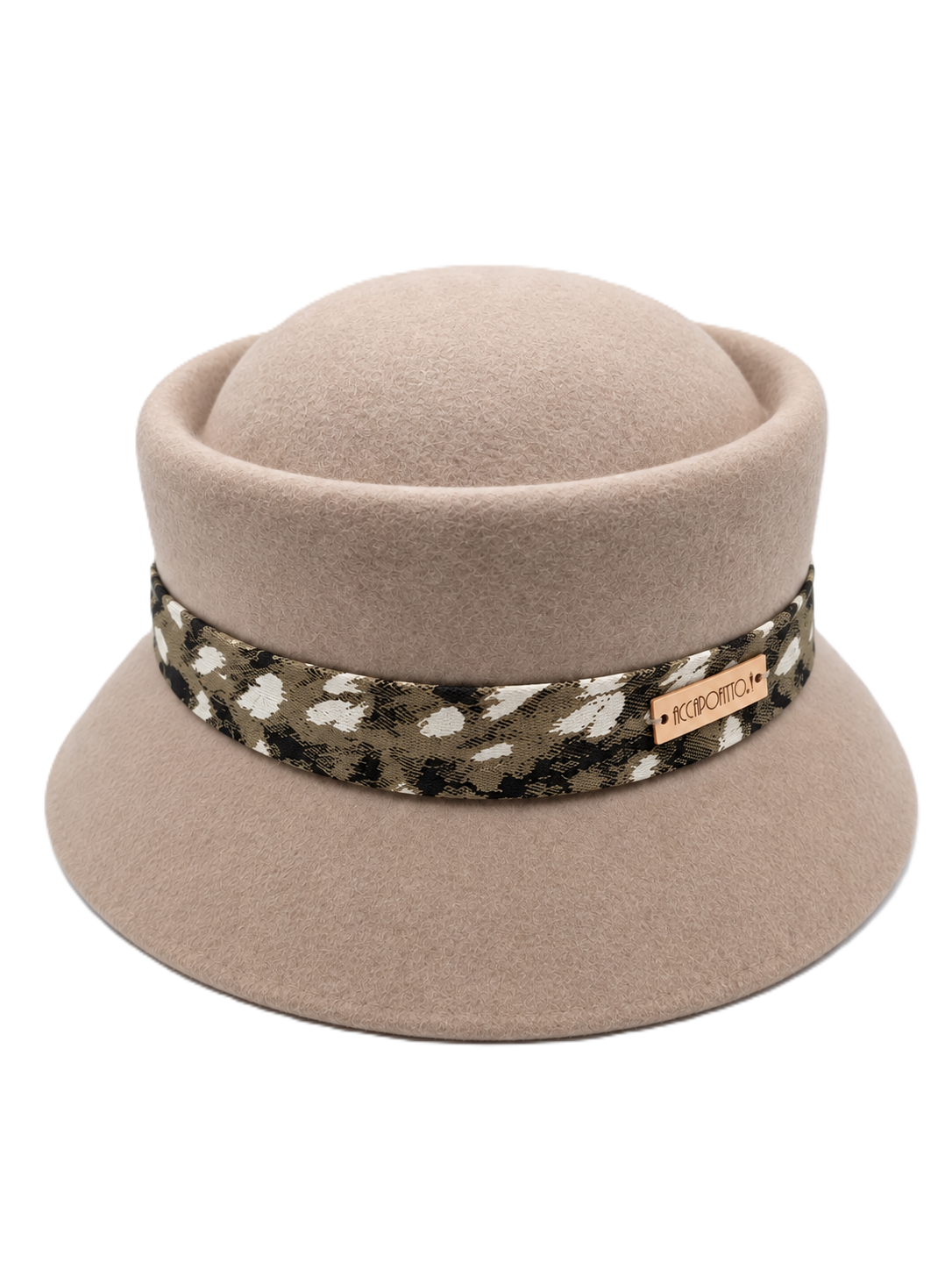 Cappello Edith del brand Accapofitto: bucket hat di feltro beige con capino sbalzato e decorato con fascia a fantasia sui toni del verde militare del nero e del bianco