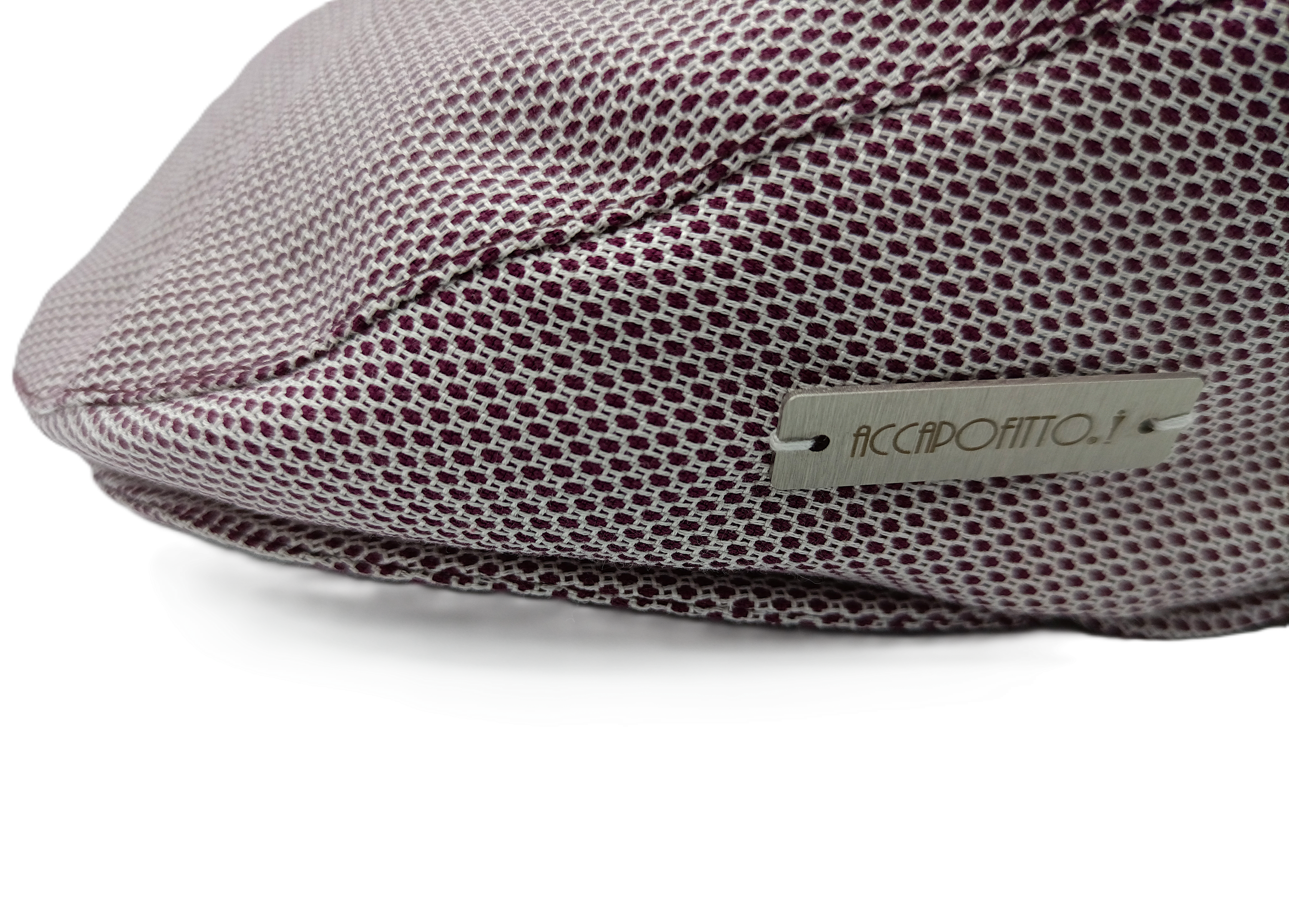 Coppola Eli del brand Accapofitto, unisex, tessuto micro jaquard con filo rosso e inserto di tessuto elasticizzato blu sulla nuca. Visione dettaglio eticchetta