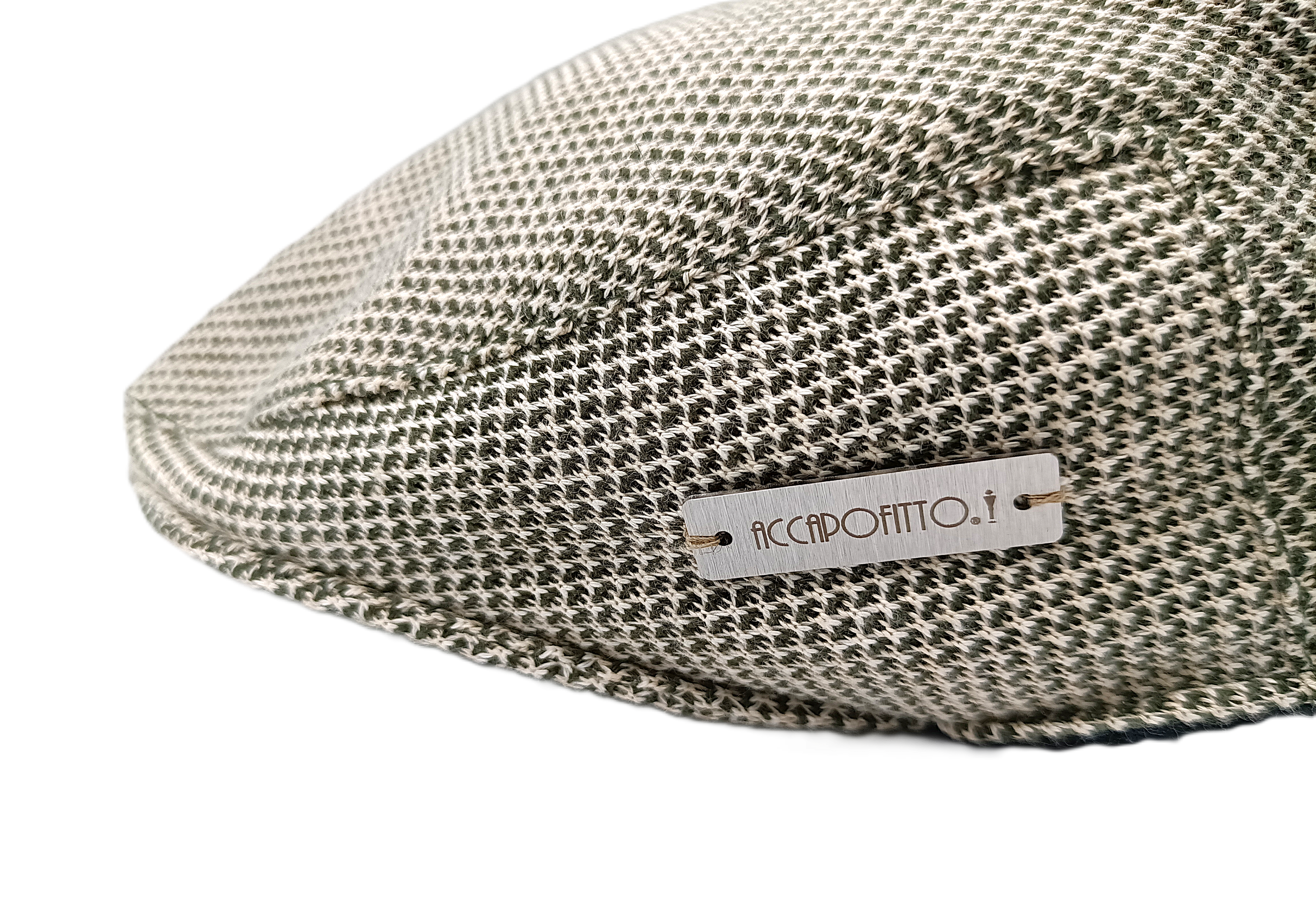 Coppola in tessuto micro jacquard sui toni del verde e beige. Tessuto cotone misto lino, visione del dettaglio etichetta  logo