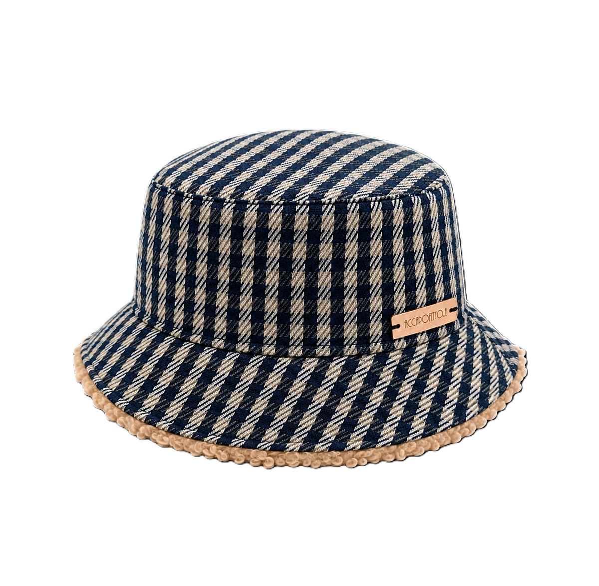 Cappello bucket hat Mabel del brand Accapofitto, realizzato con tessuto a quadretti blu e beige all'esterno e con tessuto teddy color cammello all'interno. Targhetta del logo rettangolare color rame, posta sul lato