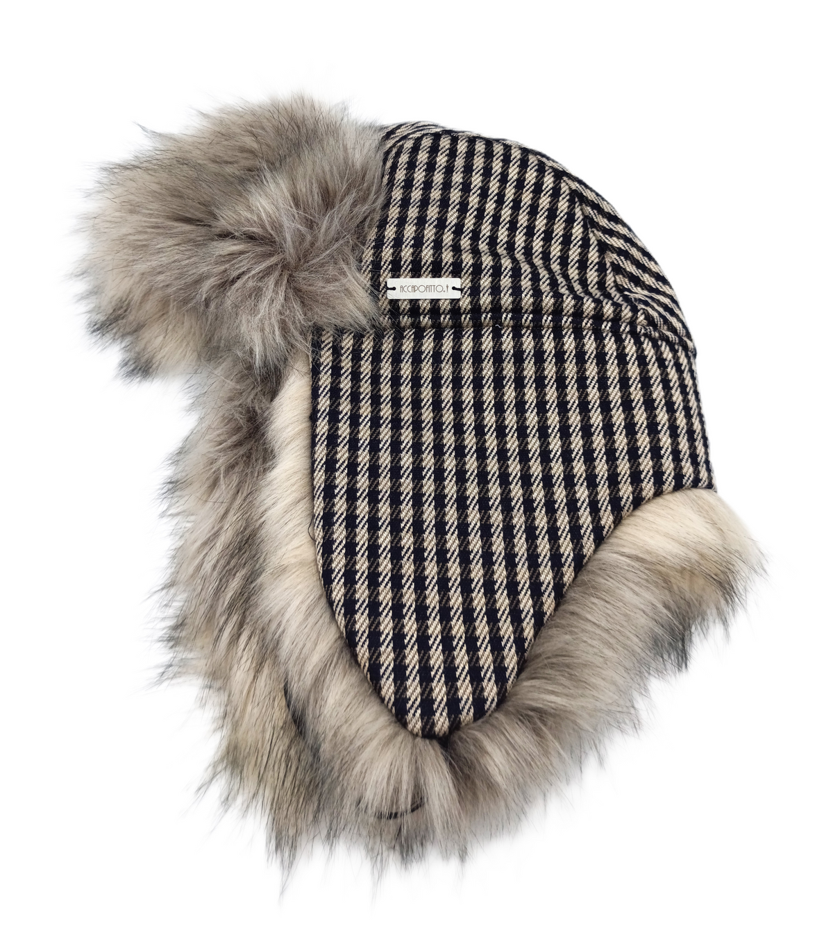 Cappello aviatore Mika del brand Accapofitto. Tessuto esterno a quadretti blu e avorio stile pied de poulet, rifinito con ecopelliccia sui toni del grigio