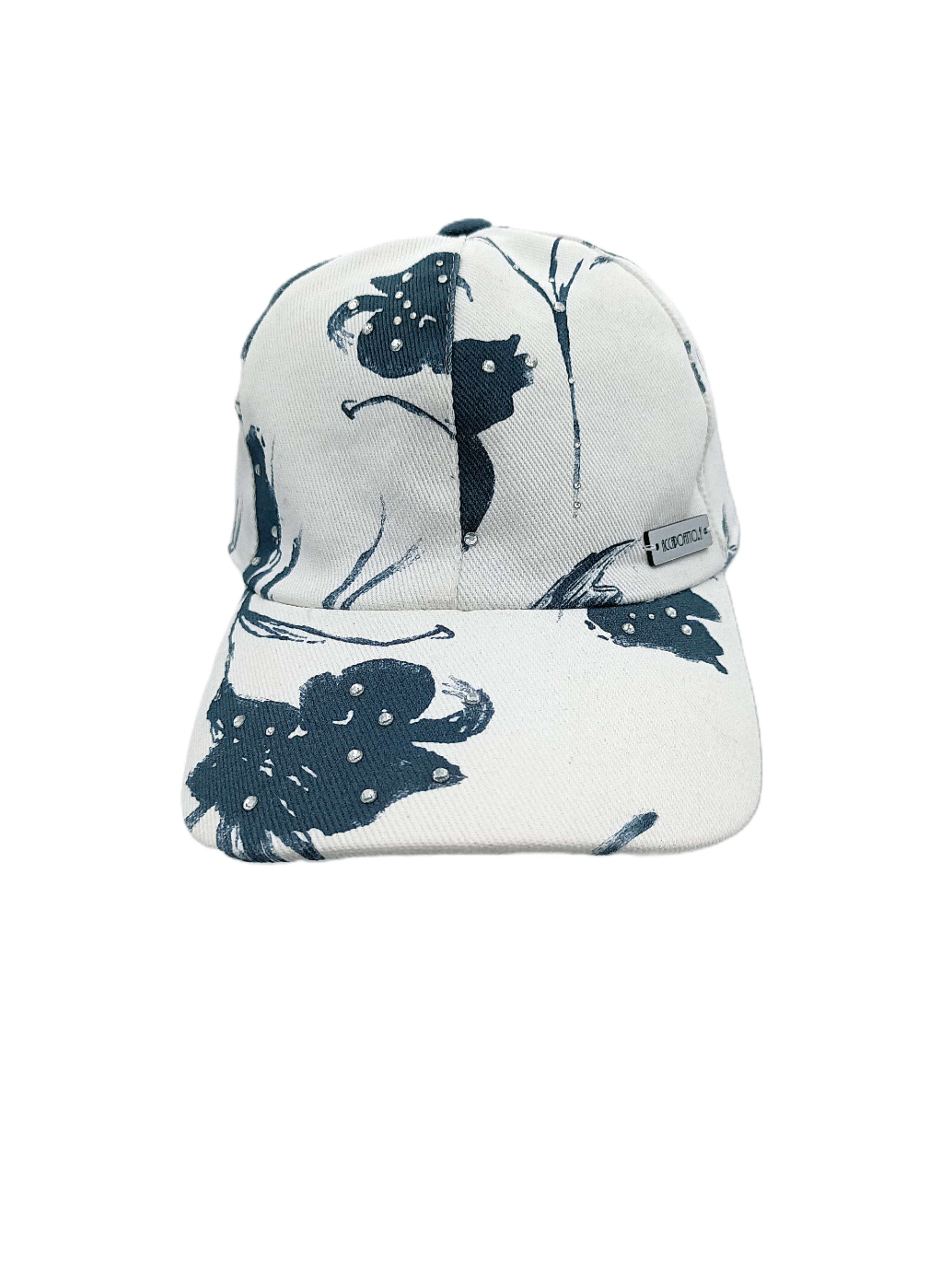 Cappello baseball del brand Accapofitto, in cotone bianco e disegno floreali blu, con strass. Visione frontale
