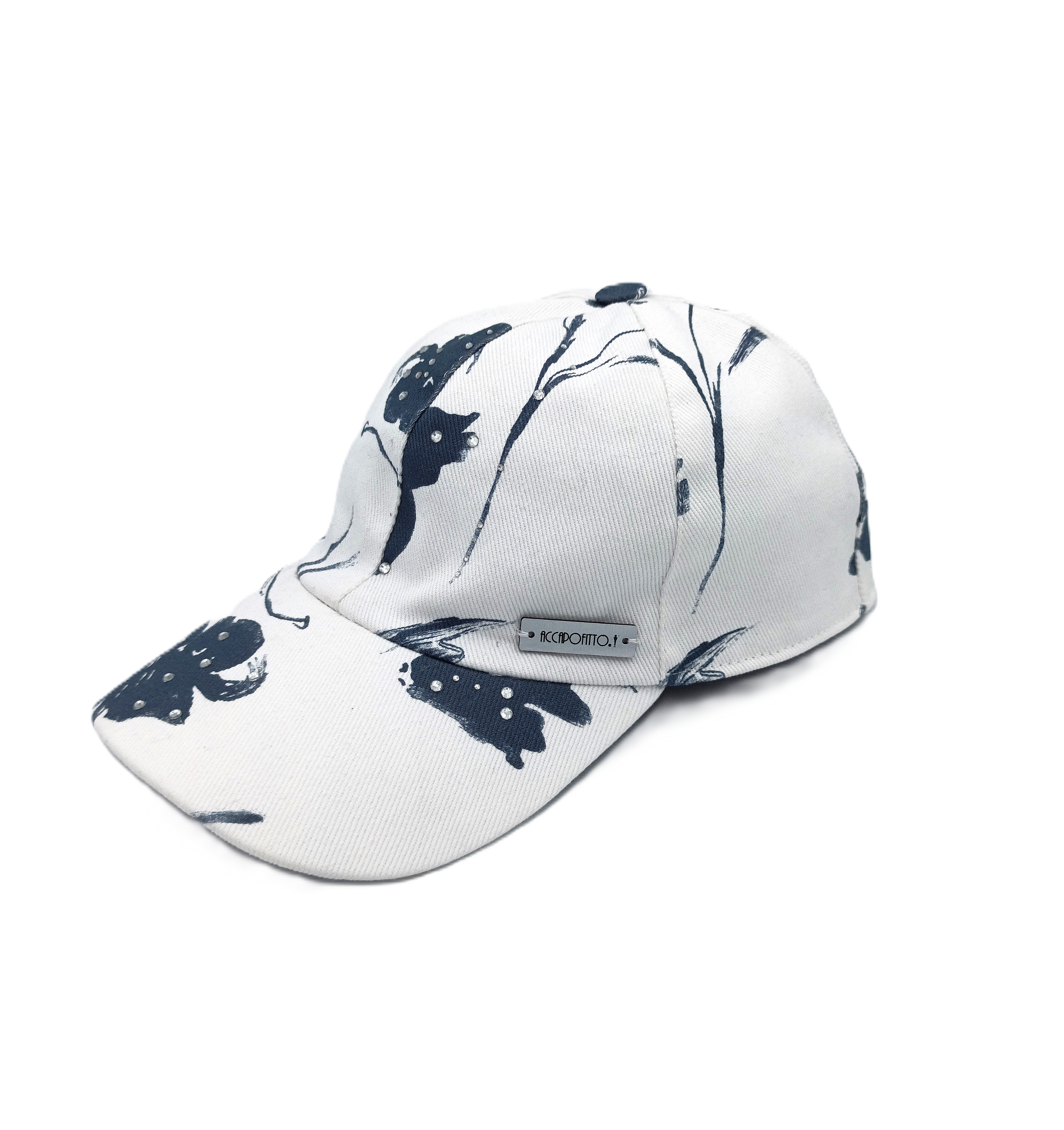 Cappello baseball del brand Accapofitto, in cotone bianco e disegno floreali blu, con strass.