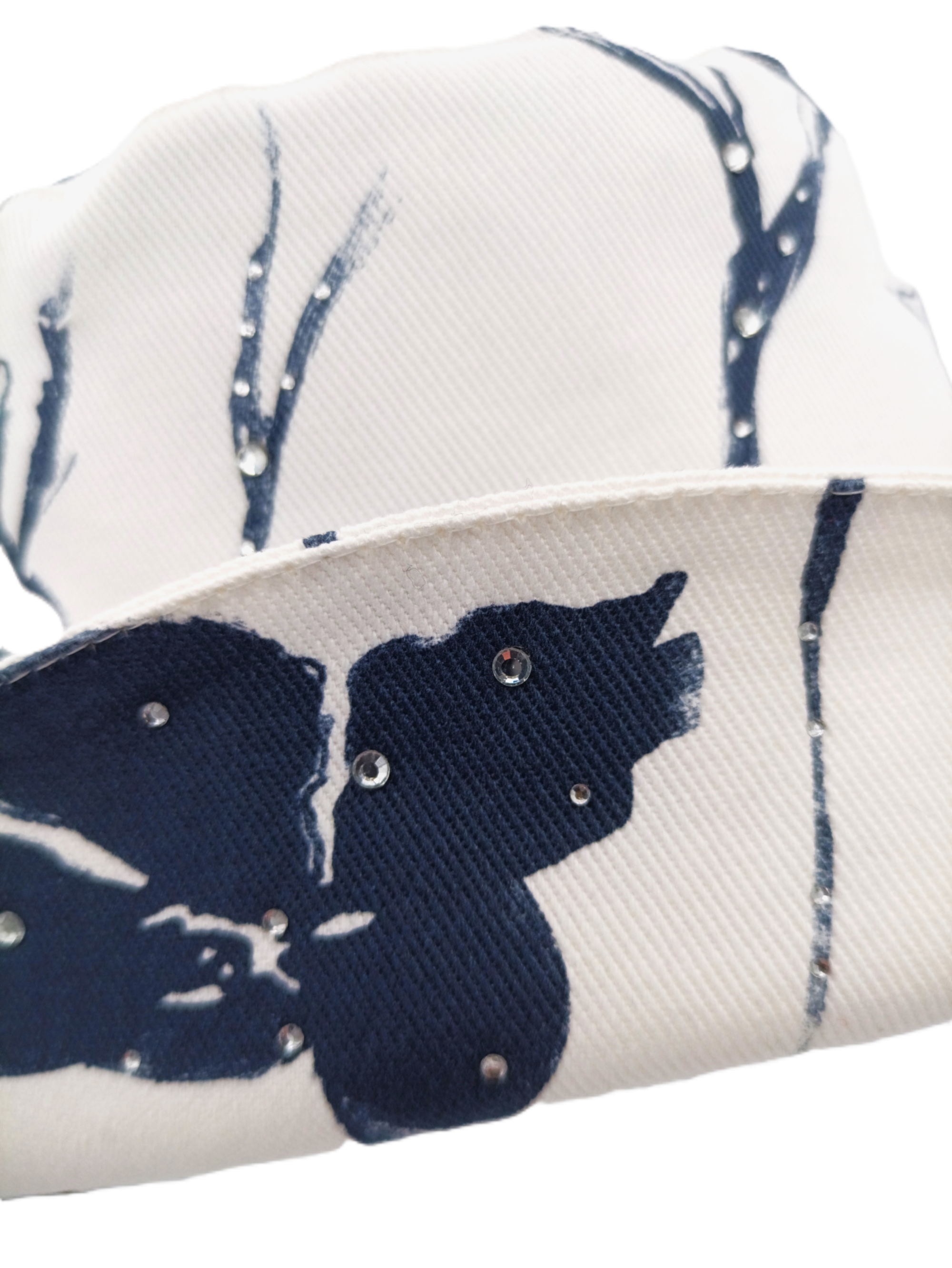 Cappello bucket hat del brand Accapofitto. Cotone bianco con fantasia a fiori blu, impreziosito da piccoli strass. dettaglio sulla fantasia
