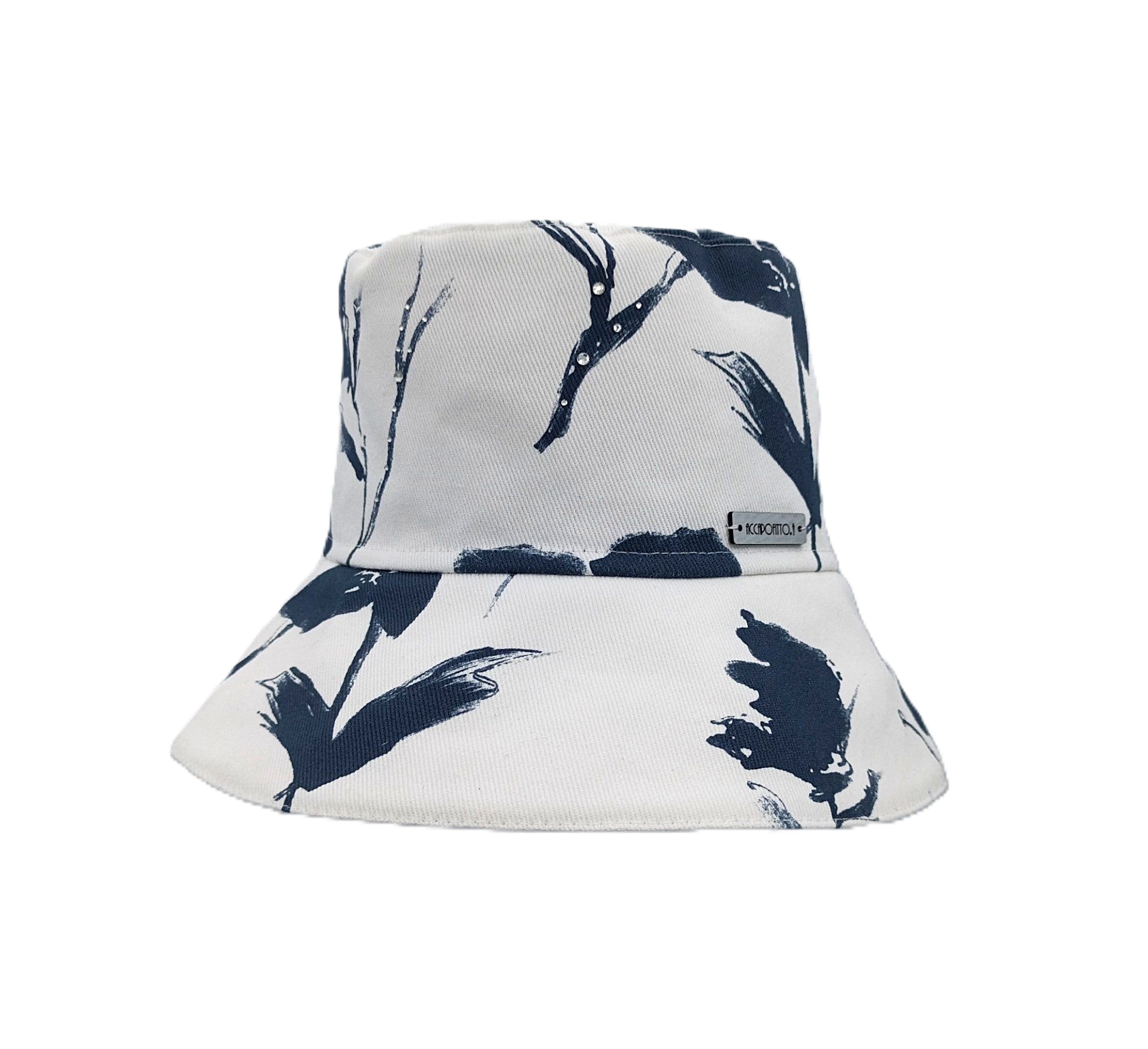 Cappello bucket hat del brand Accapofitto. Cotone bianco con fantasia a fiori blu, impreziosito da piccoli strass