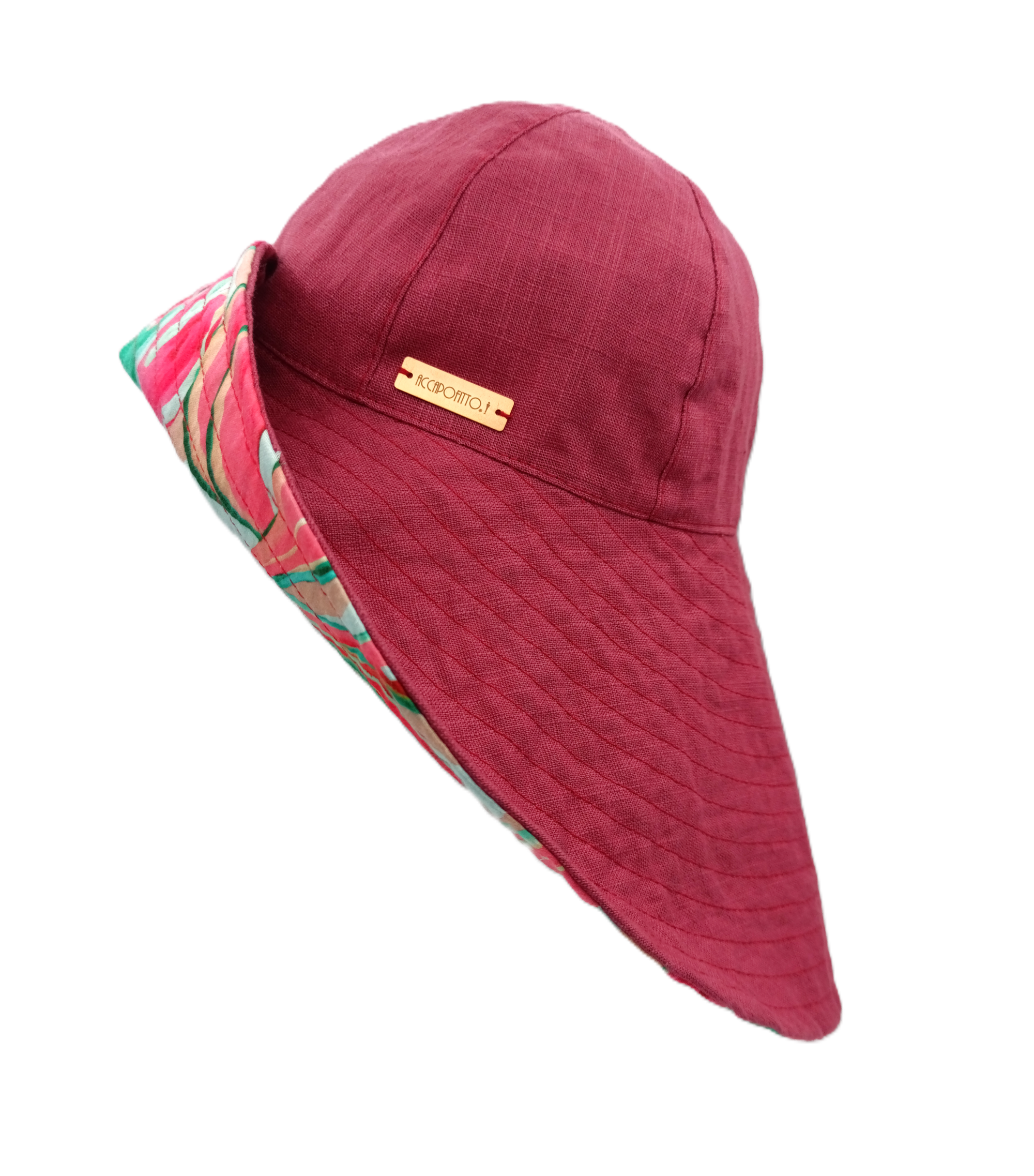 Cappello di lino color lampone del brand Accapofitto, con interno in viscosa tutta colorata (sui toni del verde, lampone, rosa e bianco. Modello cloche con ampia falda posteriore. Visione laterale