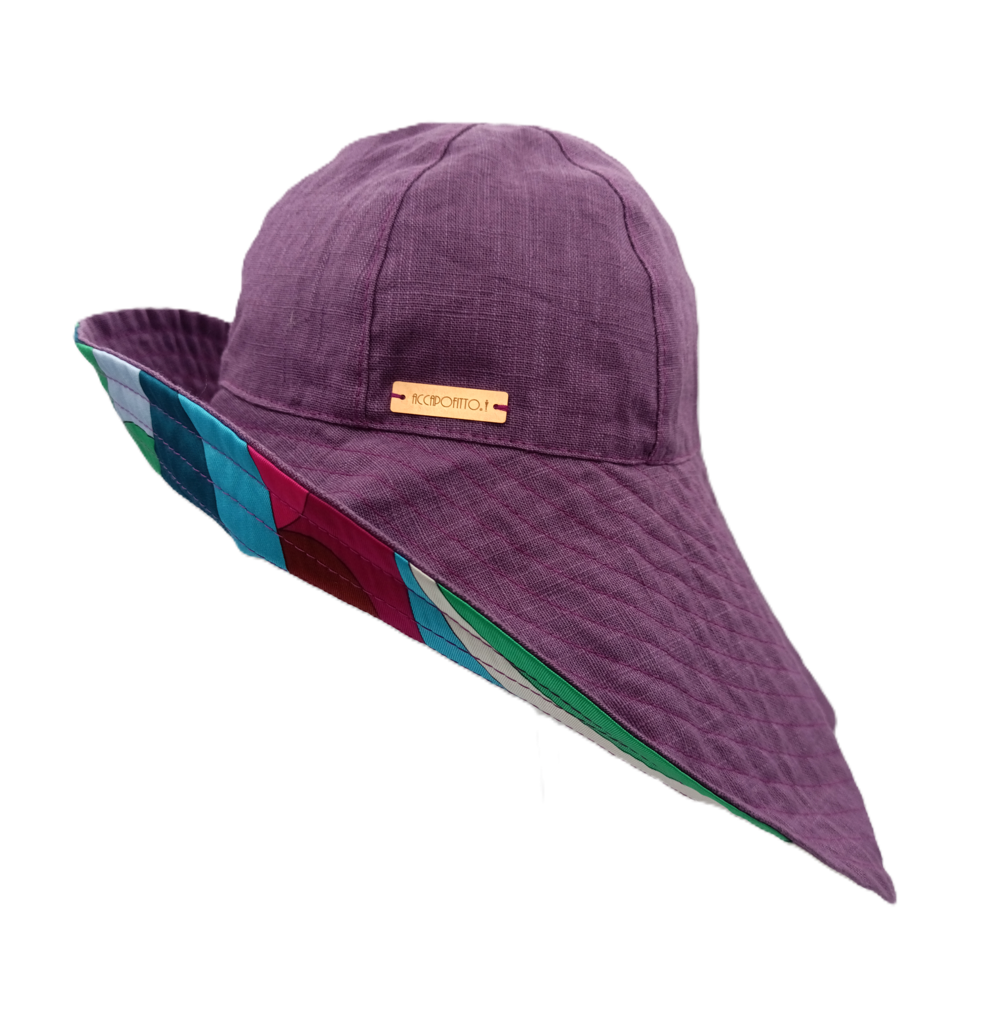 Cappello di lino color viola bel brand Accapofitto. Cloche con falda posteriore molto ampia e interno in tessuto tutto colorato. Visione laterale