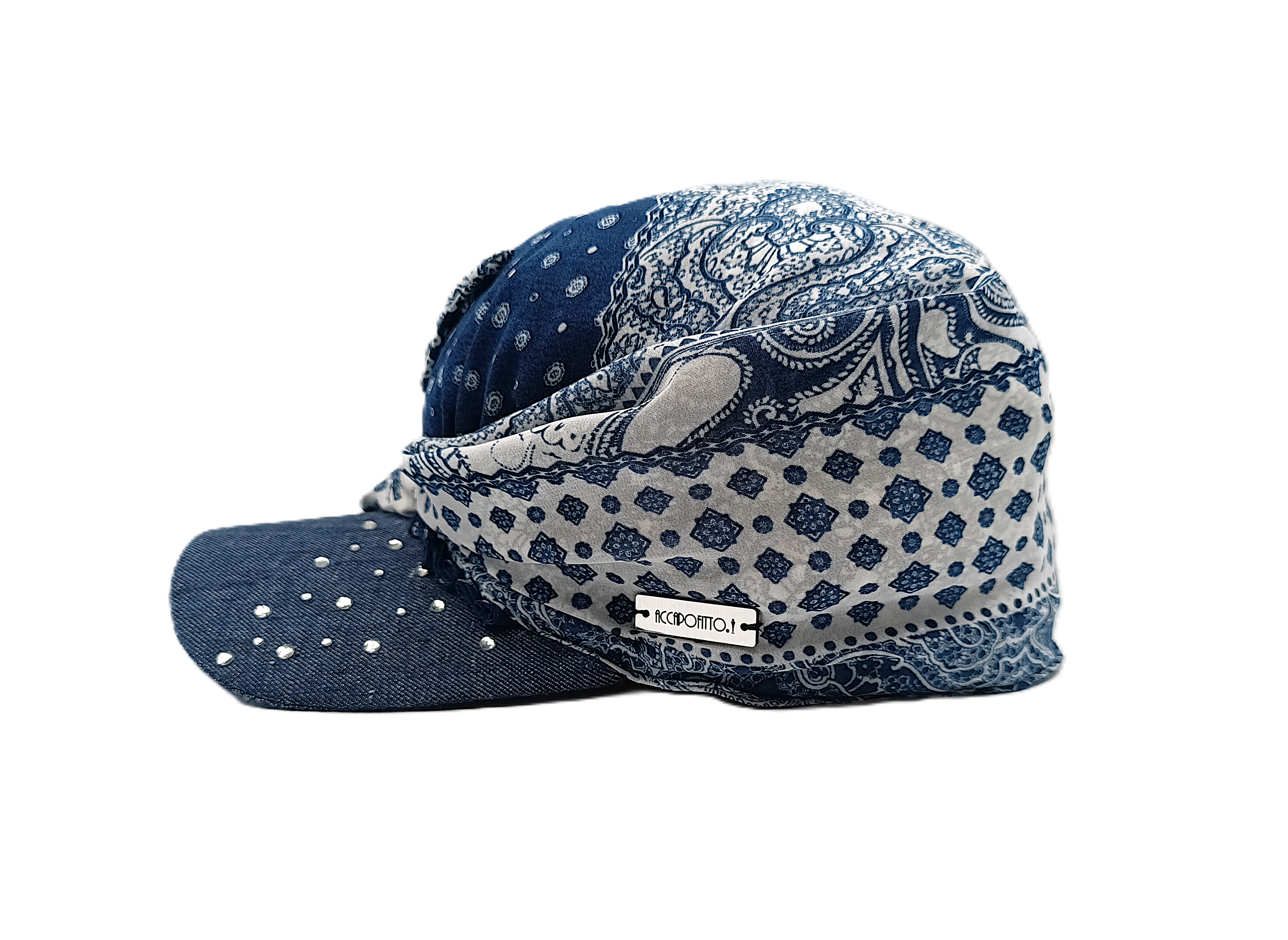 Cappello Accapofitto Samy in georgette fantasia sui toni del blu e del bianco, con nodo sul davanti e tesa in jeans con strass. Visione laterale 