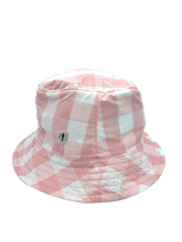Carica l&#39;immagine nel visualizzatore di Gallery, cappello bucket hat ripiegabile del brand Accapofitto. Tessuto a quadri bianchi e rosa
