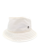 Carica l&#39;immagine nel visualizzatore di Gallery, Cappello modello bucket hat ripiegabile del brand Accapofitto. Tessuto impermeabile colore bianco
