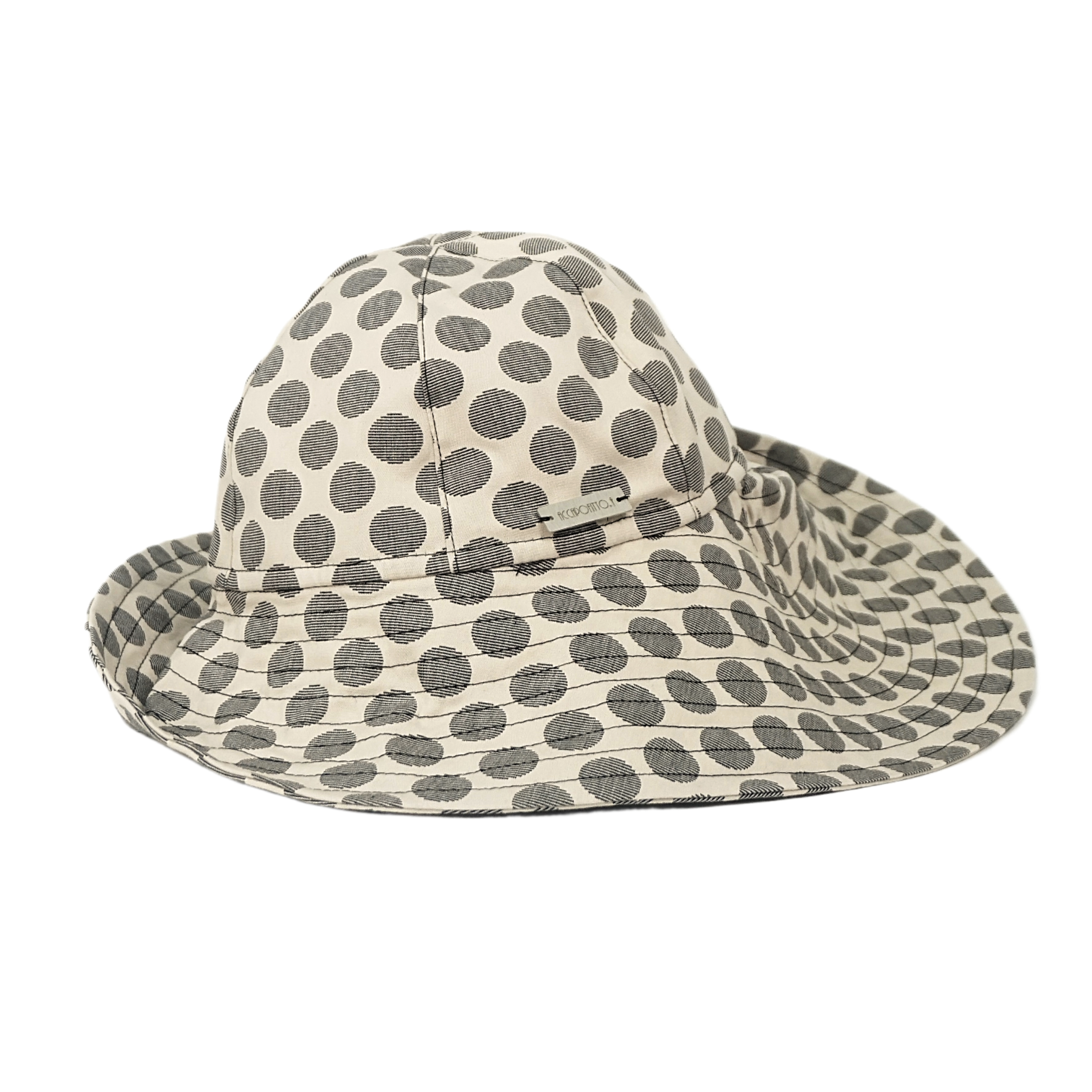 Cappello bucket hat di cotone beige a pois grandi neri del brand Accapofitto, con tesa molto ampia