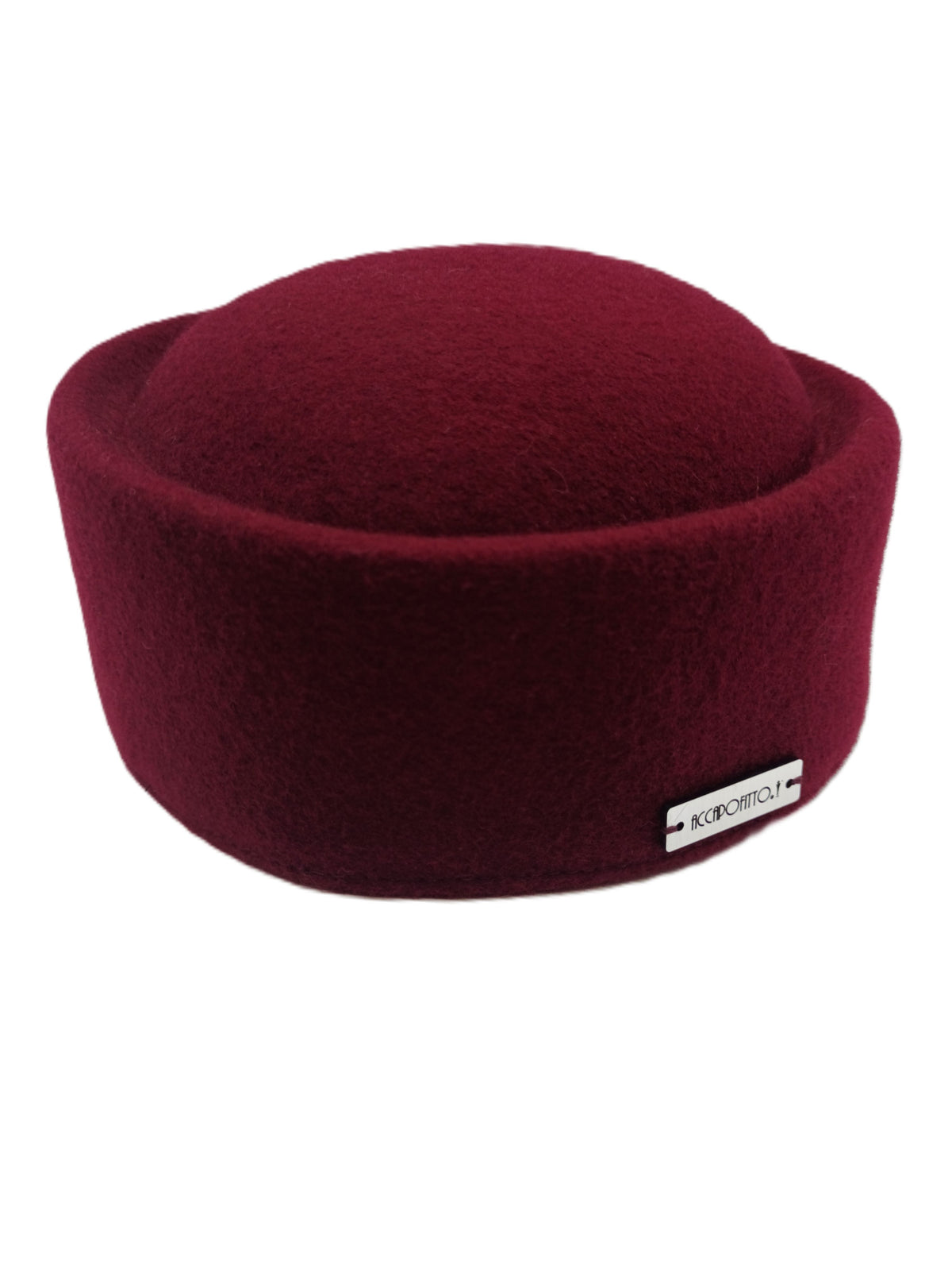 Cappello pillbox Chèrie del brand Accapofitto, in morbido feltro di lana color bordeaux e targhetta con logo