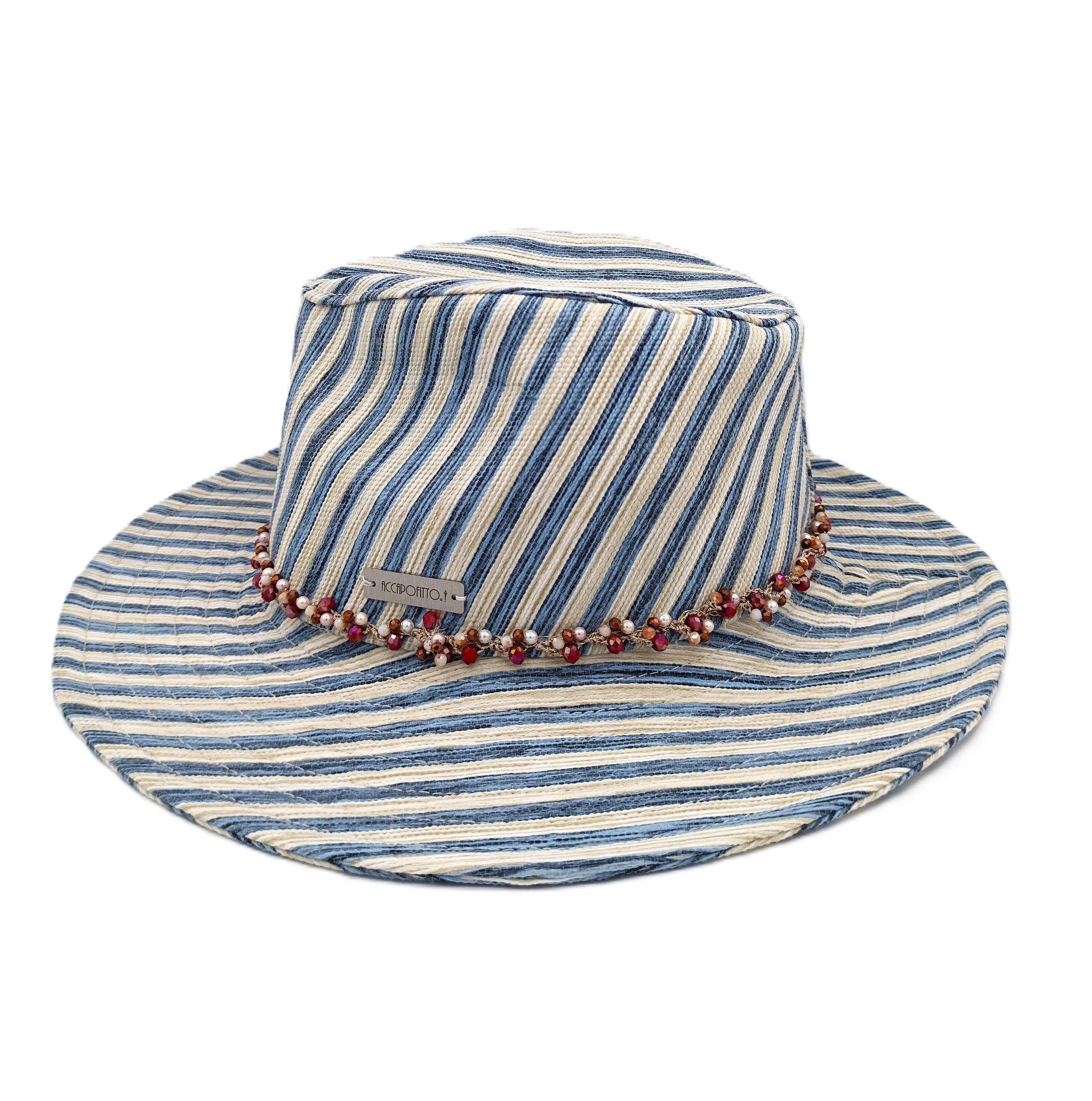 Cappello fedora del brand Accapofitto. In canvas di cotone a righe azzurre e bianche, rifinito un giro di piccoli cristalli rossi e bianchi
