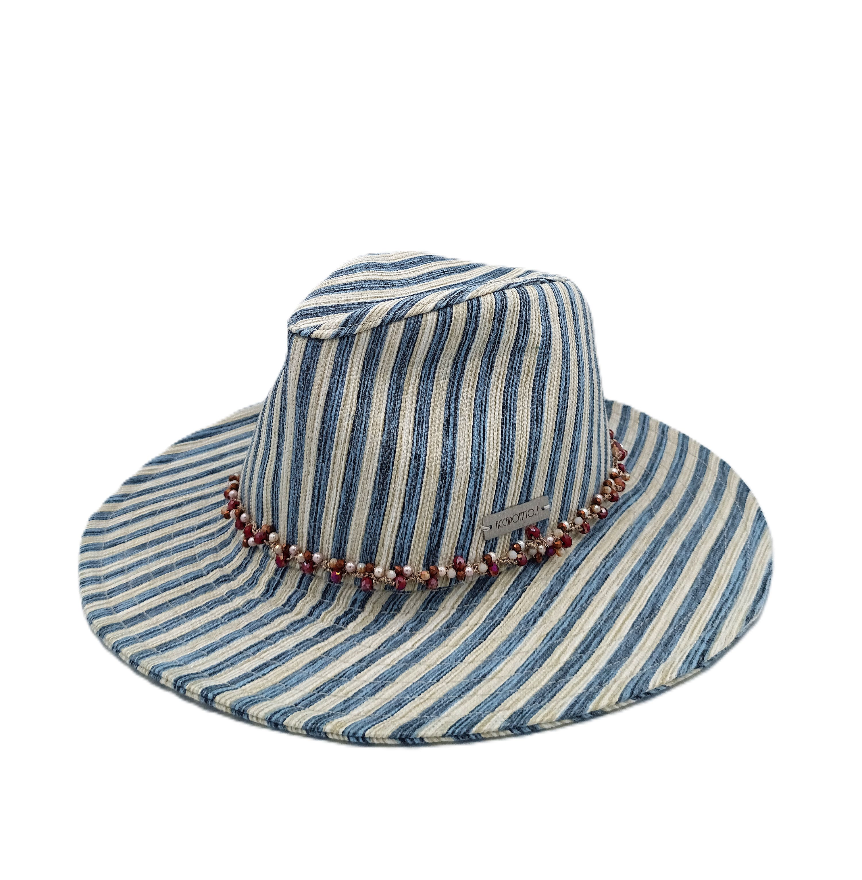 Cappello fedora del brand Accapofitto. In canvas di cotone a righe azzurre e bianche, rifinito un giro di piccoli cristalli rossi e bianchi