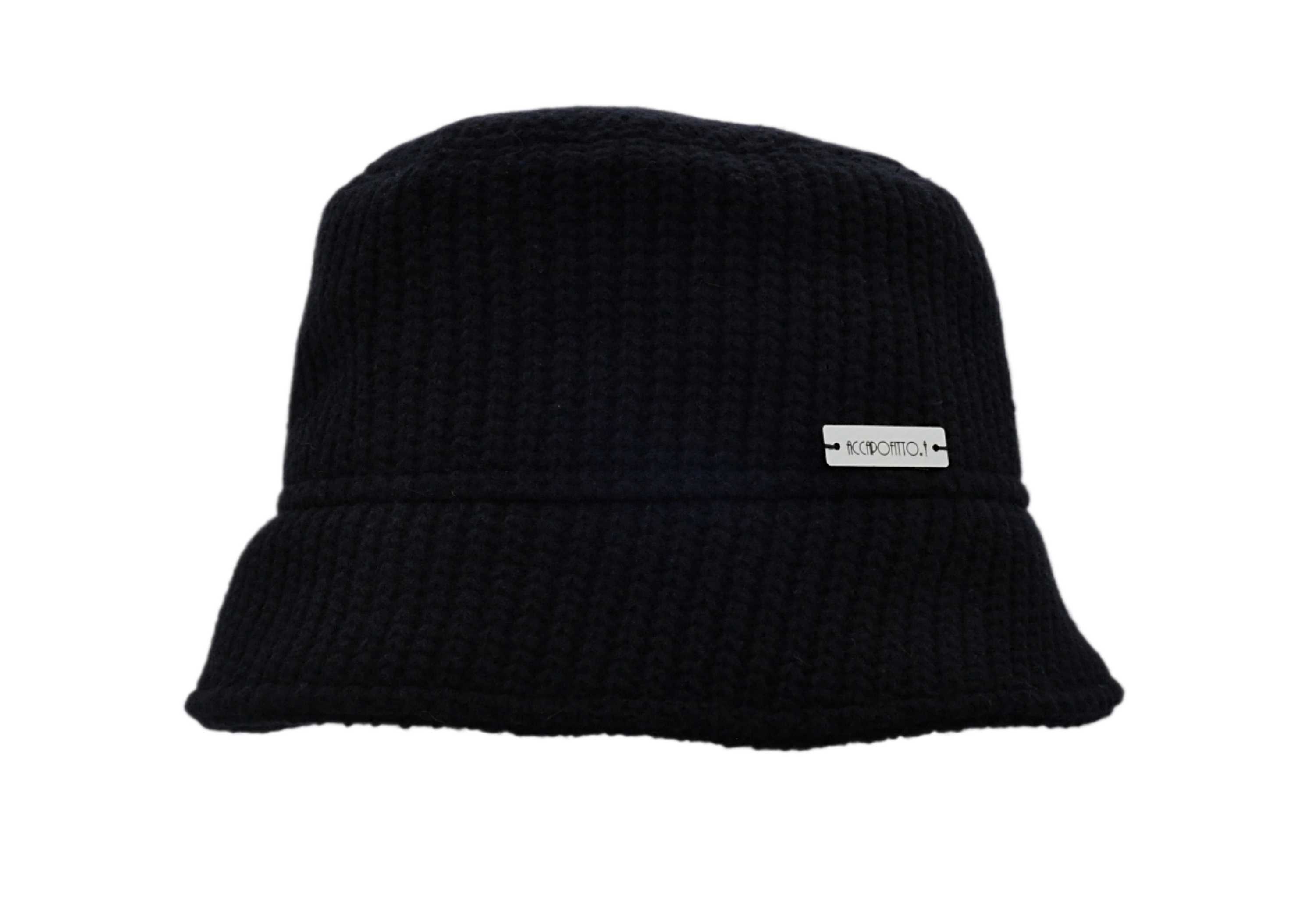 Bonnie, il bucket hat di lana blu del brand Accapofitto, con etichetta di plastica lucida