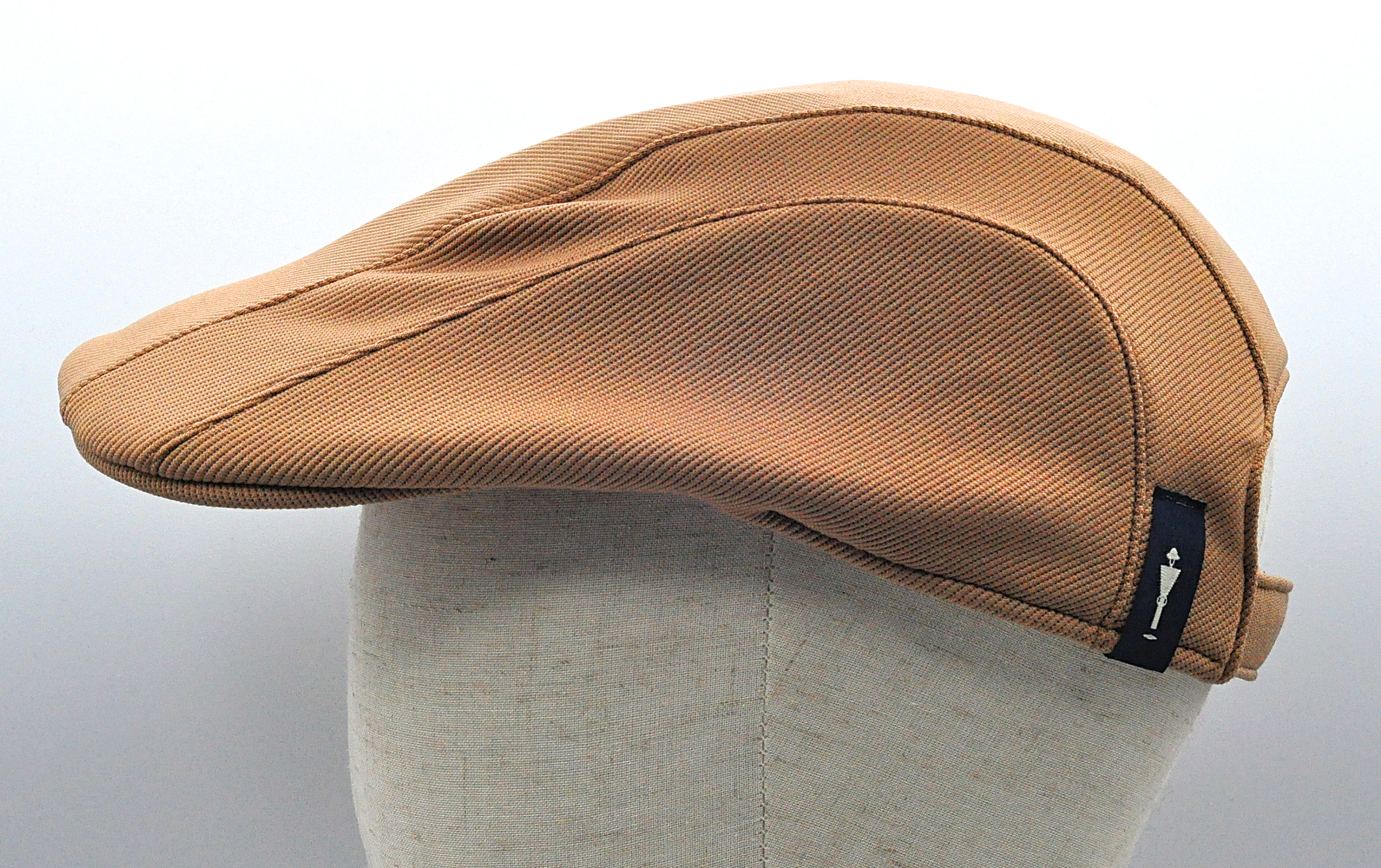 Coppola in jersey color cammello per questa coppola del brand Accapofitto. Visione laterale