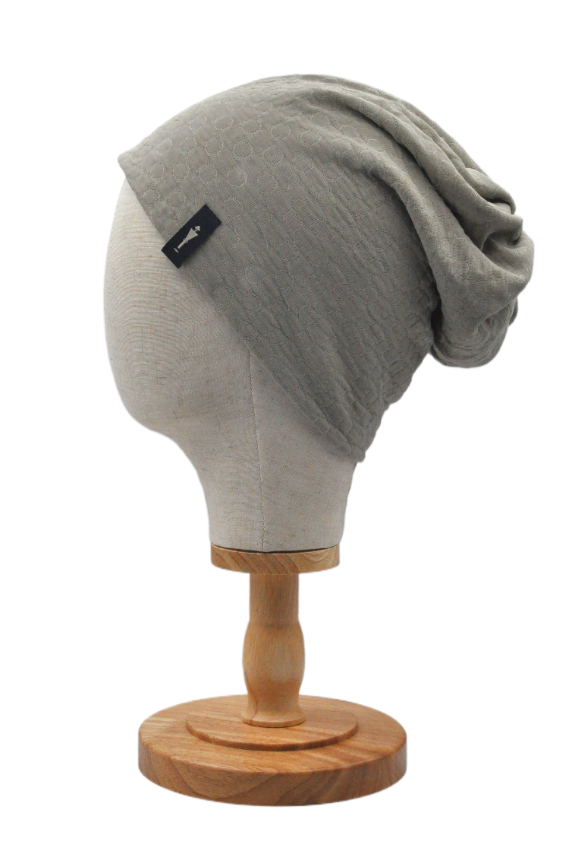 Cappello modello beanie del brand Accapofitto, color sabbia per le mezze stagioni