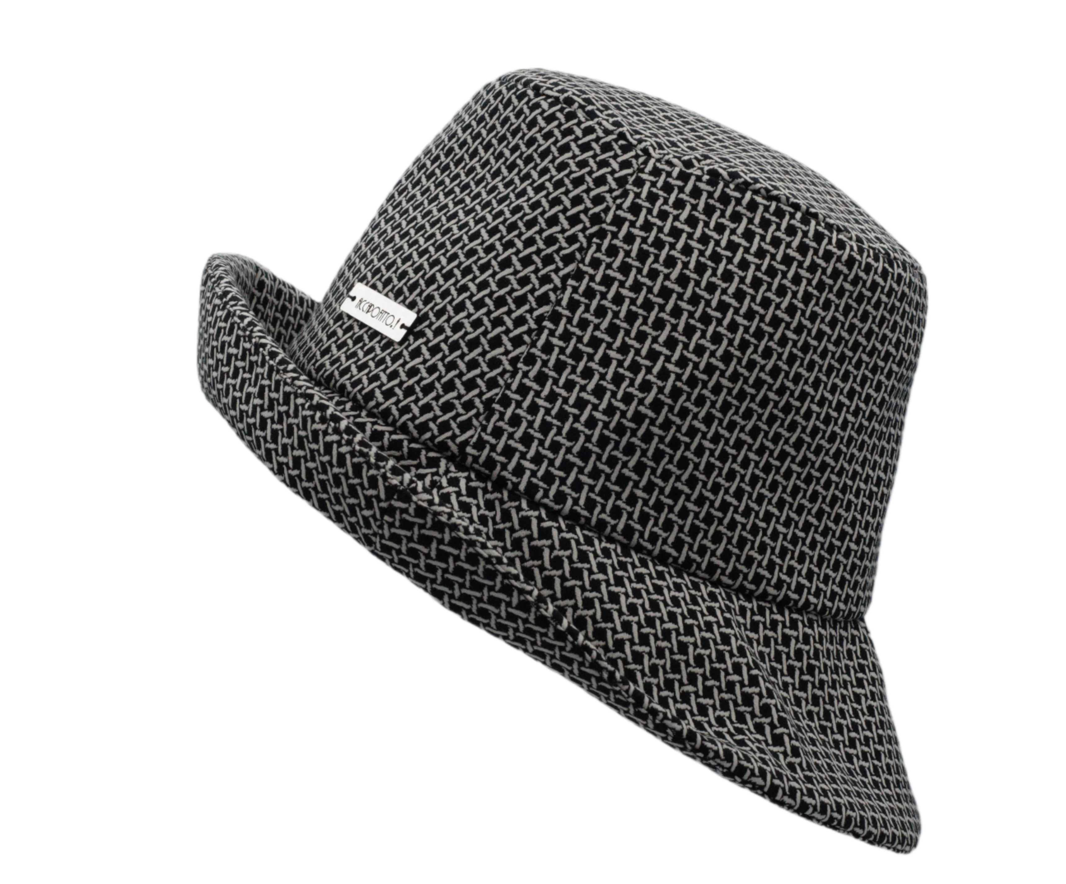 Cappello bucket hat Egle del brand Accapofitto con fantasia a intreccio bianca su sfondo nero. Visione laterale