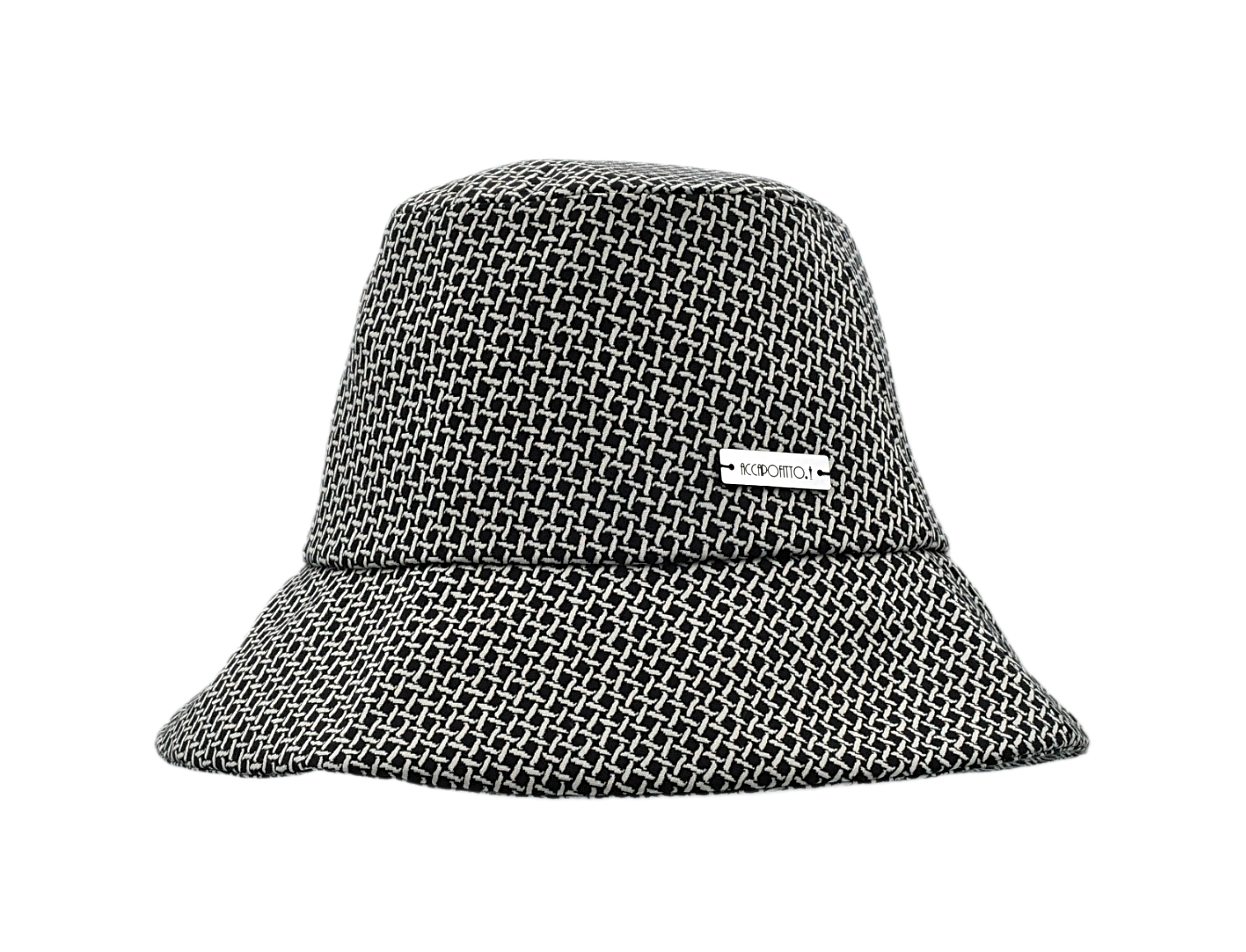 Cappello Egle del brand Accapofitto con fantasia a intreccio bianca su sfondo nero. Visione frontale