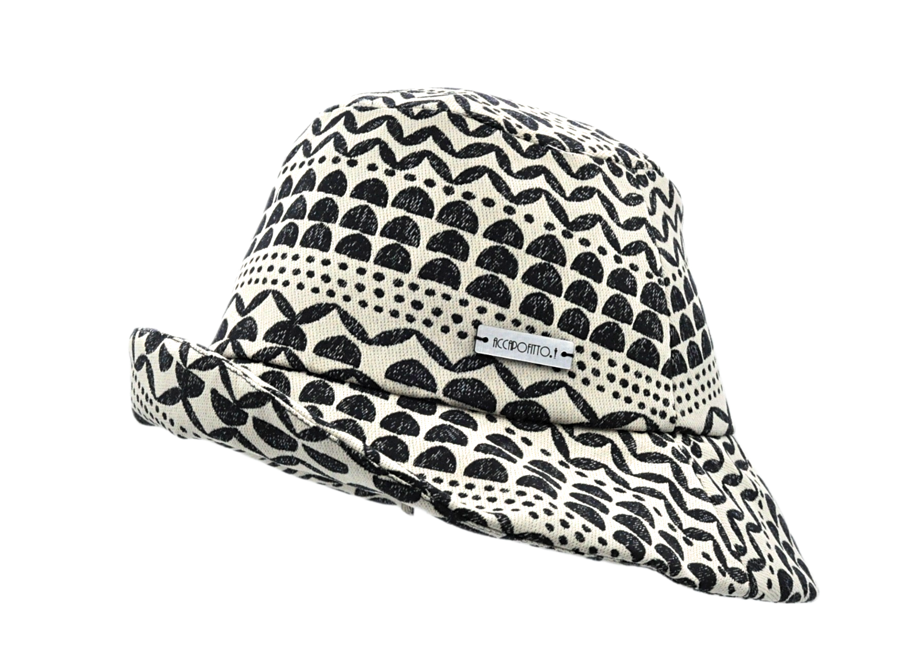 Cappello Egle di Accapofitto, un bucket hat dal disegno geometrico blu su sfondo chiaro. Visione laterale