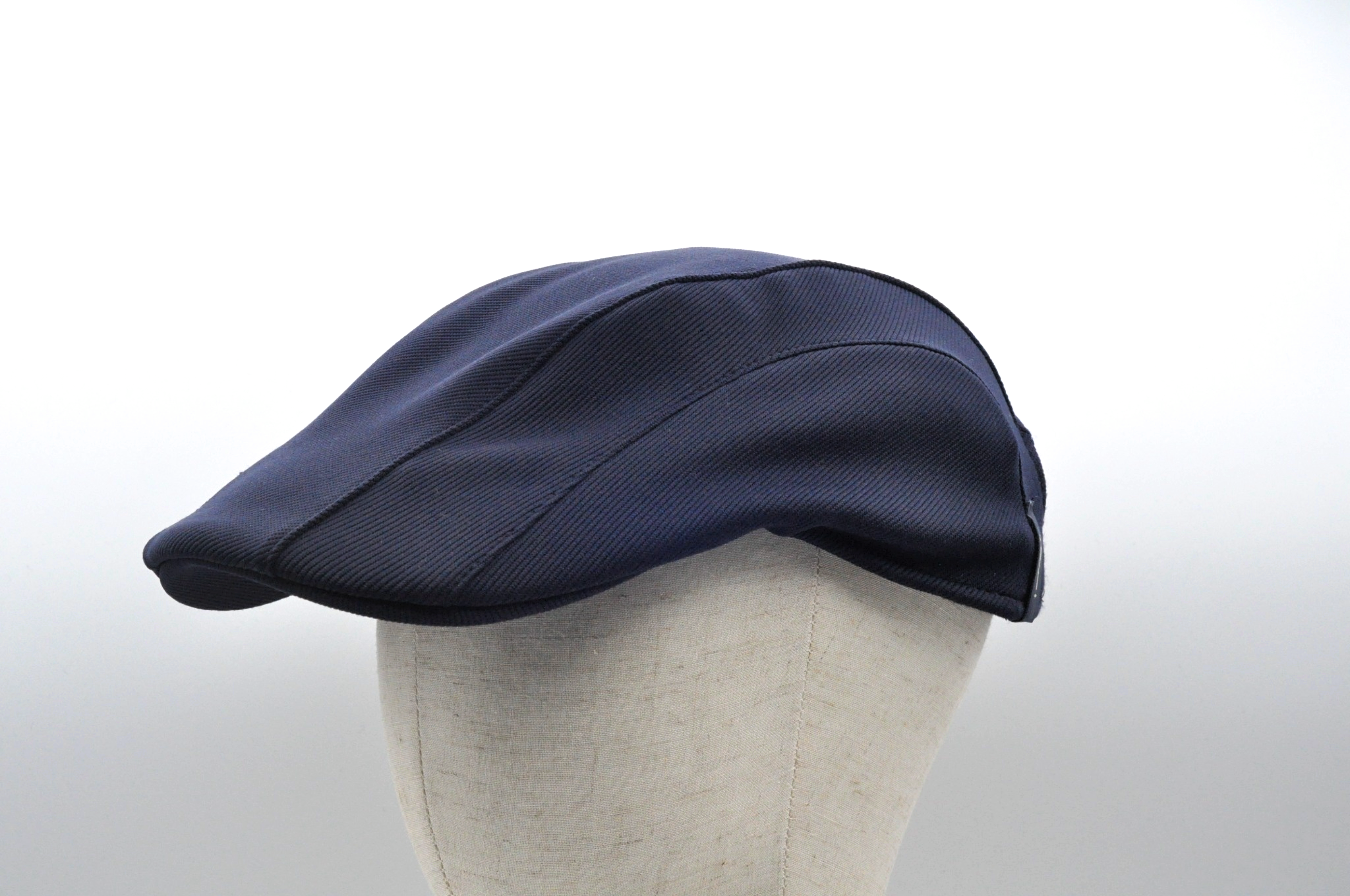 Coppola in jersey blu del brand Accapofitto, visione in diagonale