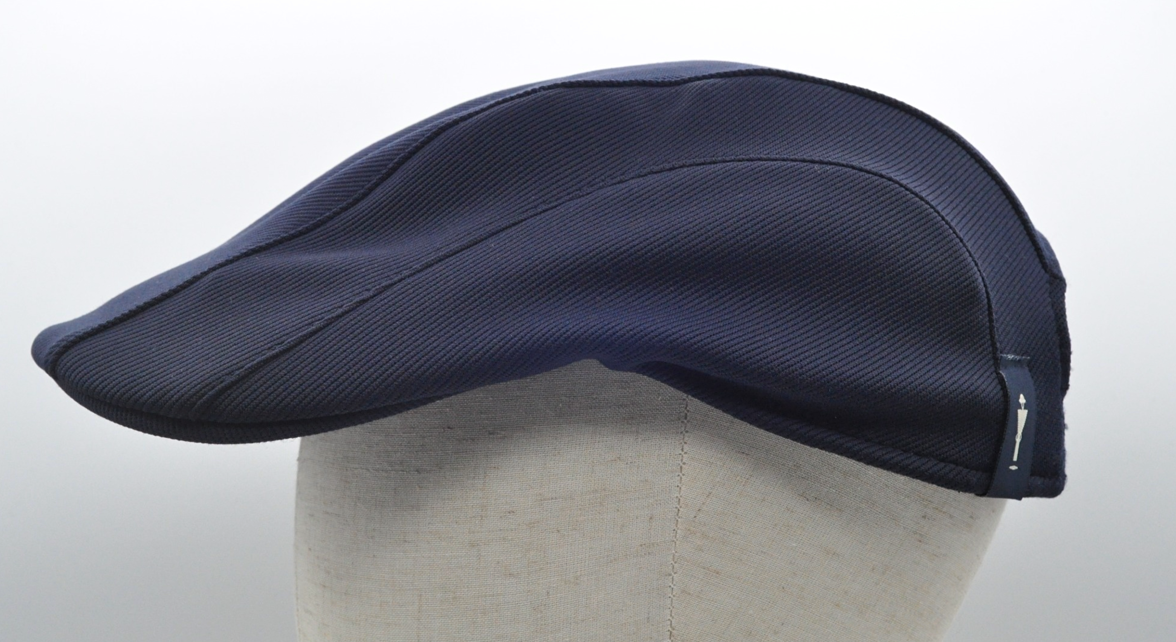 Coppola in jersey blu del brand Accapofitto, visione laterale