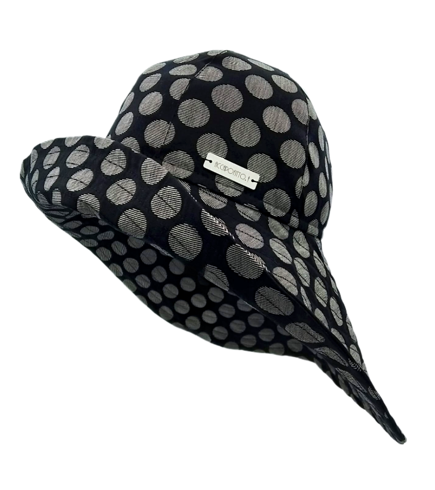 Cappello a cloche del brand Accapofitto, con tesa molto ampia sul collo. Fantasia sfondo nero e pois grandi chiari. Visione laterale