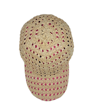 Carica l&#39;immagine nel visualizzatore di Gallery, Cappello baseball collezione GoldenHay del brand Accapofitto in rafia di viscosa intrecciata con rivestimento interno di cotone rosa, visione dall&#39;alto
