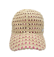 Carica l&#39;immagine nel visualizzatore di Gallery, Cappello baseball collezione GoldenHay del brand Accapofitto in rafia di viscosa intrecciata con rivestimento interno di cotone rosa, visione frontale
