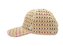 Carica l&#39;immagine nel visualizzatore di Gallery, Cappello baseball collezione GoldenHay del brand Accapofitto in rafia di viscosa intrecciata con rivestimento interno di cotone rosa, visione laterale
