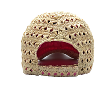 Carica l&#39;immagine nel visualizzatore di Gallery, Cappello baseball collezione GoldenHay del brand Accapofitto in rafia di viscosa intrecciata con rivestimento interno di cotone rosa, visione lato posteriore
