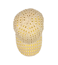 Carica l&#39;immagine nel visualizzatore di Gallery, Cappello baseball collezione GoldenHay del brand Accapofitto in rafia di viscosa intrecciata con rivestimento interno di cotone giallo, visione dall&#39;alto.
