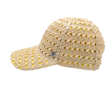 Carica l&#39;immagine nel visualizzatore di Gallery, Cappello baseball collezione GoldenHay del brand Accapofitto in rafia di viscosa intrecciata con rivestimento interno di cotone giallo, visione laterale.
