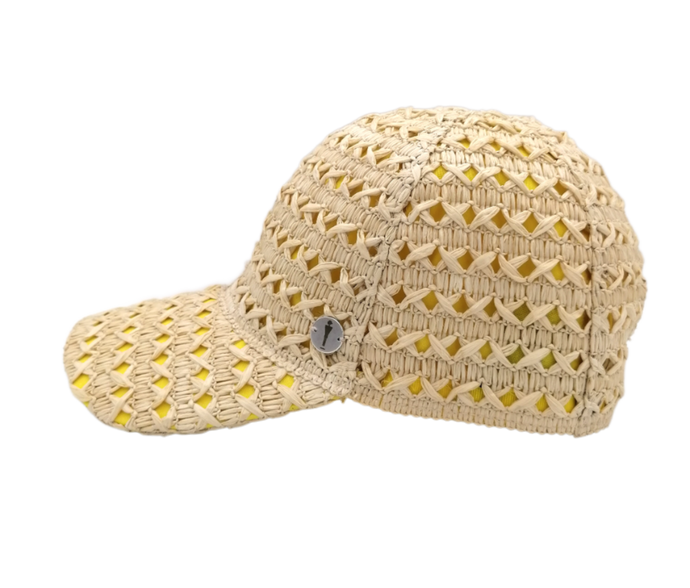 Cappello baseball collezione GoldenHay del brand Accapofitto in rafia di viscosa intrecciata con rivestimento interno di cotone giallo, visione laterale.
