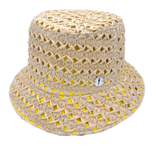 Carica l&#39;immagine nel visualizzatore di Gallery, Cappello cloche collezione GoldenHay del brand Accapofitto in rafia di viscosa intrecciata con rivestimento interno di cotone giallo, visione frontale
