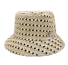 Carica l&#39;immagine nel visualizzatore di Gallery, Cappello cloche collezione GoldenHay del brand Accapofitto in rafia di viscosa intrecciata con rivestimento interno di cotone blu, visione frontale
