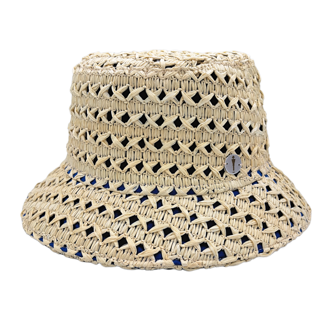 Cappello cloche collezione GoldenHay del brand Accapofitto in rafia di viscosa intrecciata con rivestimento interno di cotone blu, visione frontale