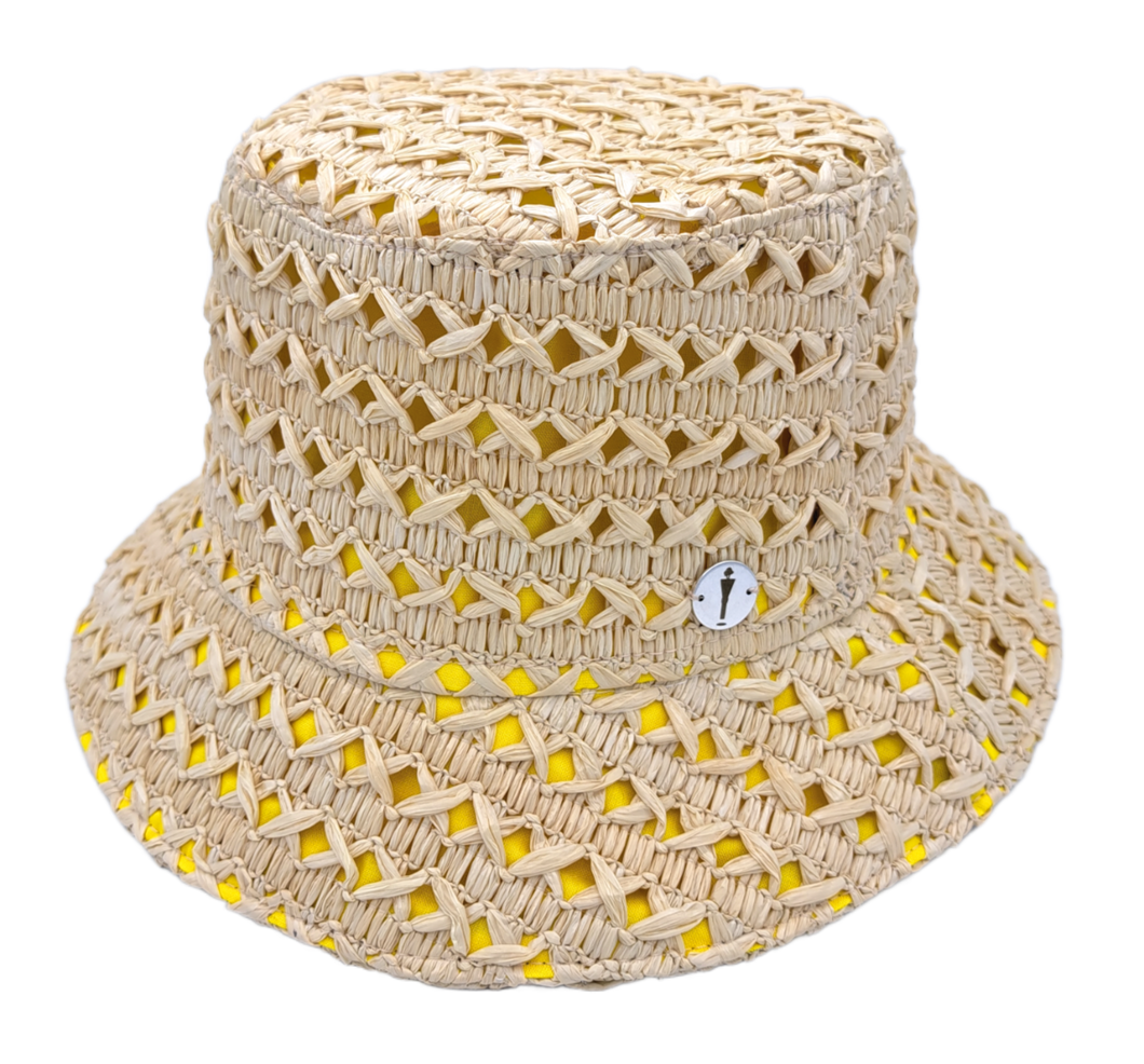 Cappello cloche collezione GoldenHay del brand Accapofitto in rafia di viscosa intrecciata con rivestimento interno di cotone giallo, visione frontale