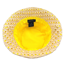 Carica l&#39;immagine nel visualizzatore di Gallery, Cappello cloche collezione GoldenHay del brand Accapofitto in rafia di viscosa intrecciata con rivestimento interno di cotone giallo, visione dell&#39;interno
