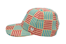 Carica l&#39;immagine nel visualizzatore di Gallery, cappello modello baseball del brand Accapofitto in misto rafia di viscosa, fantasia righe rosse azzurre, visione laterale
