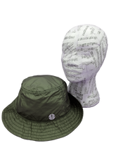 Load image into Gallery viewer, cappello alla pescatora donna, bucket hat, verde muschio, impermeabile e ripiegabile, aperto
