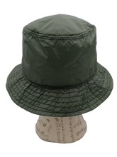 Load image into Gallery viewer, cappello alla pescatora donna, bucket hat, verde muschio, impermeabile e ripiegabile, retro
