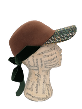 Carica l&#39;immagine nel visualizzatore di Gallery, cappello donna modello baseball feltro marrone, tesa tessuto di lana fantasia, nastro velluto verde, lato destro
