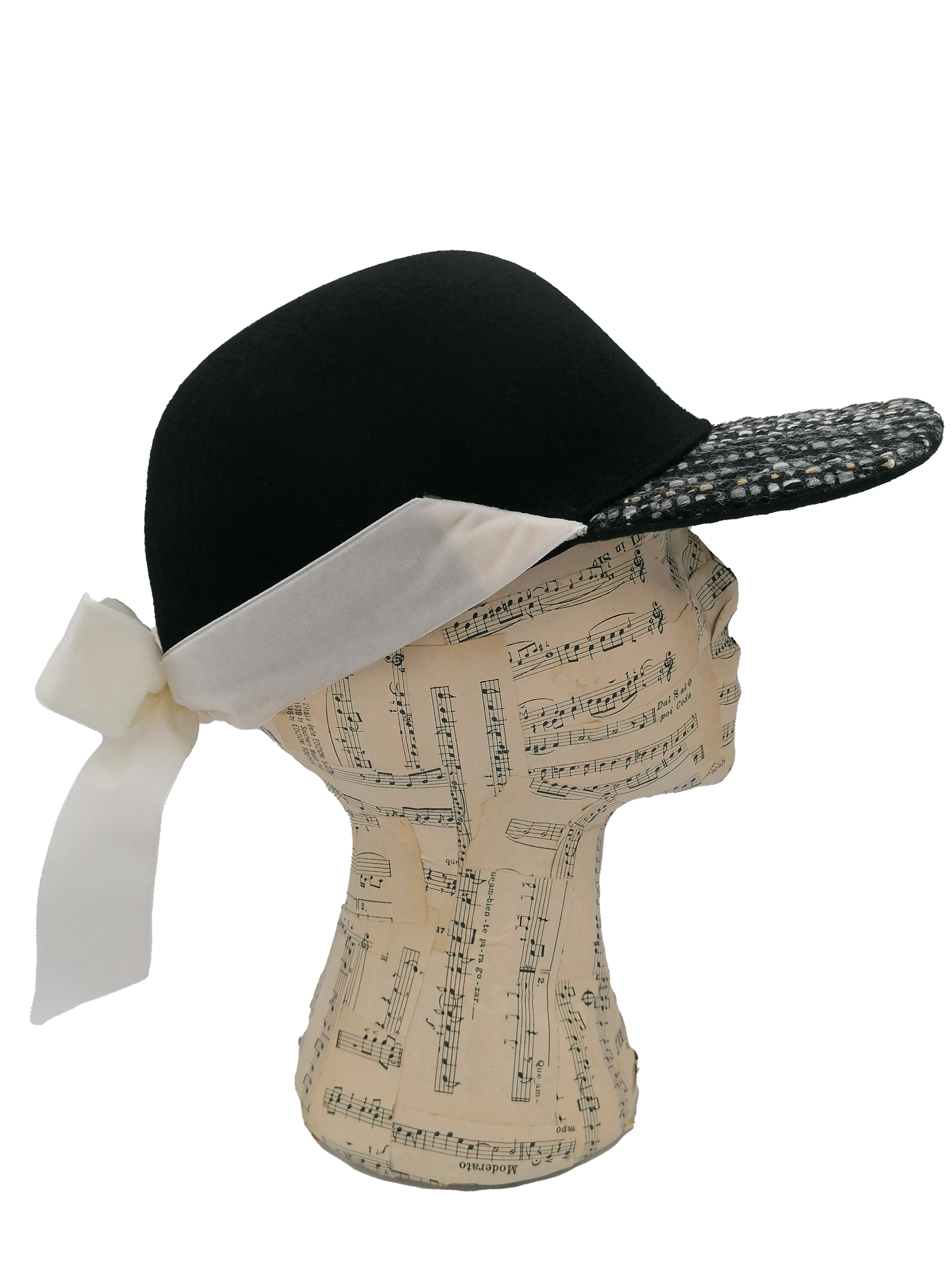 cappello donna modello baseball feltro nero, tesa tessuto di lana fantasia, nastro velluto bianco, lato destro
