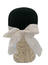 Carica l&#39;immagine nel visualizzatore di Gallery, cappello donna modello baseball feltro nero, tesa tessuto di lana fantasia, nastro velluto bianco, retro
