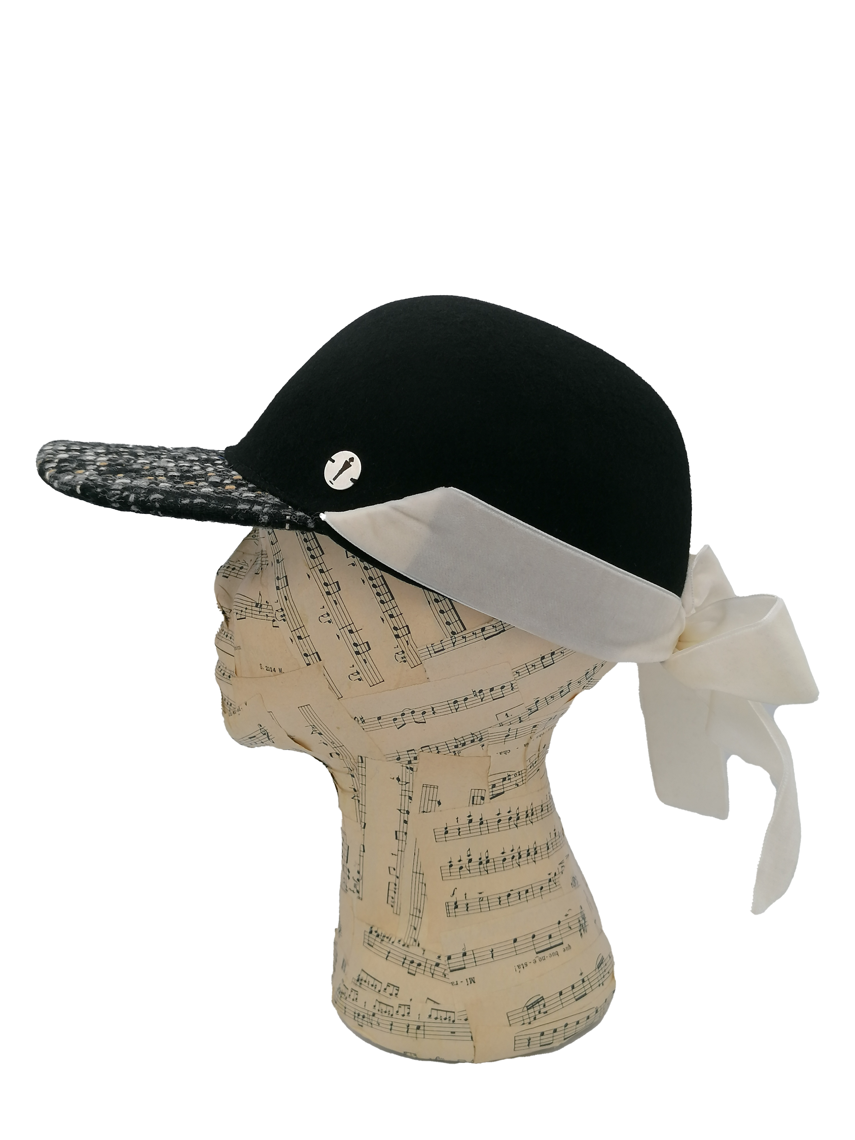 cappello donna modello baseball feltro nero, tesa tessuto di lana fantasia, nastro velluto bianco, lato sinistrpo