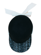 Carica l&#39;immagine nel visualizzatore di Gallery, cappello donna modello baseball feltro nero, tesa tessuto di lana fantasia, nastro velluto bianco, sopra
