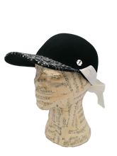Carica l&#39;immagine nel visualizzatore di Gallery, cappello donna modello baseball feltro nero, tesa tessuto di lana fantasia, nastro velluto bianco
