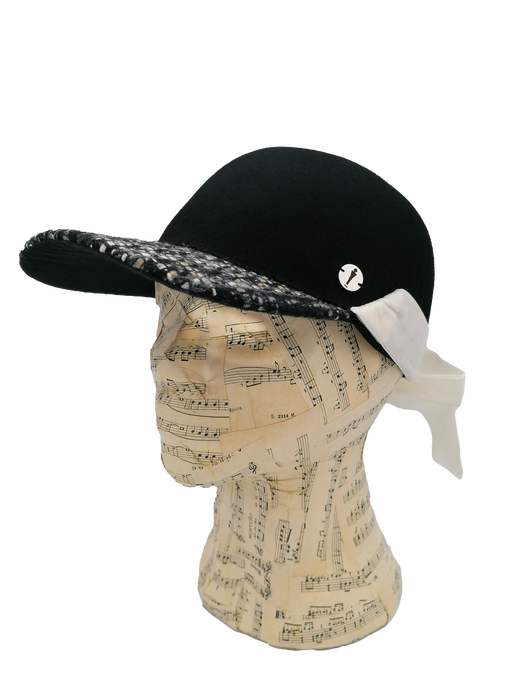 cappello donna modello baseball feltro nero, tesa tessuto di lana fantasia, nastro velluto bianco